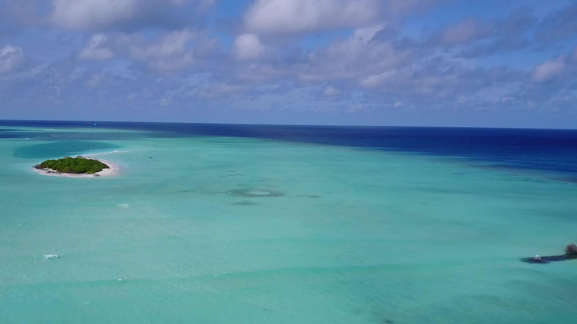 蓝色环礁的无人飞机飞越长堤湾视频的预览图