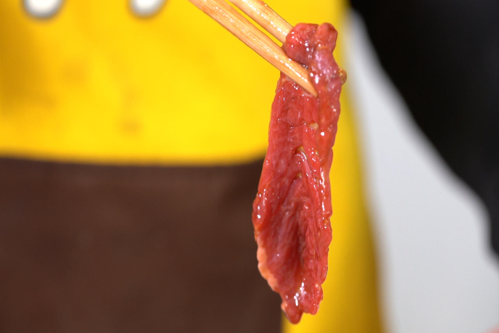 筷子夹生牛肉特写视频的预览图