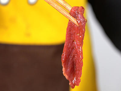 筷子夹生牛肉特写视频的预览图