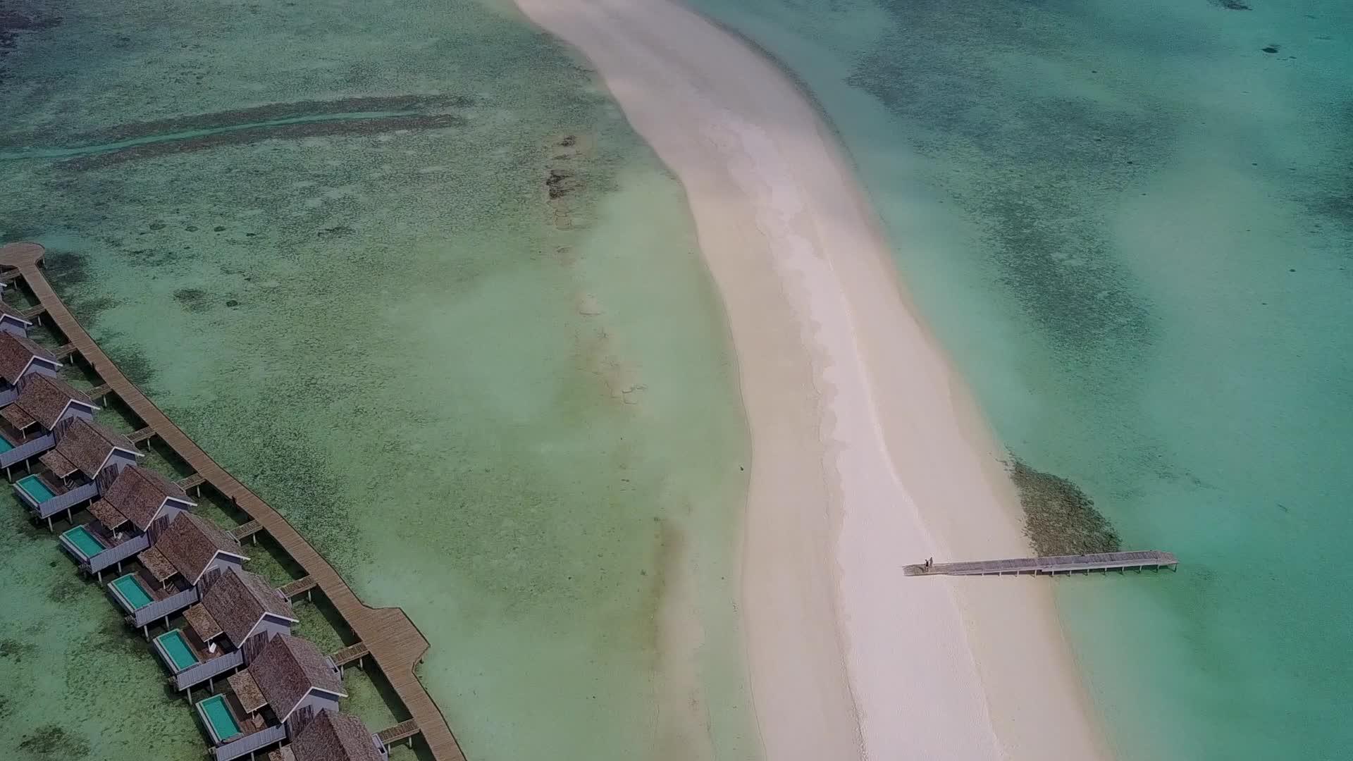 白沙背景蓝海天堂海滩航行空中无人机海景视频的预览图