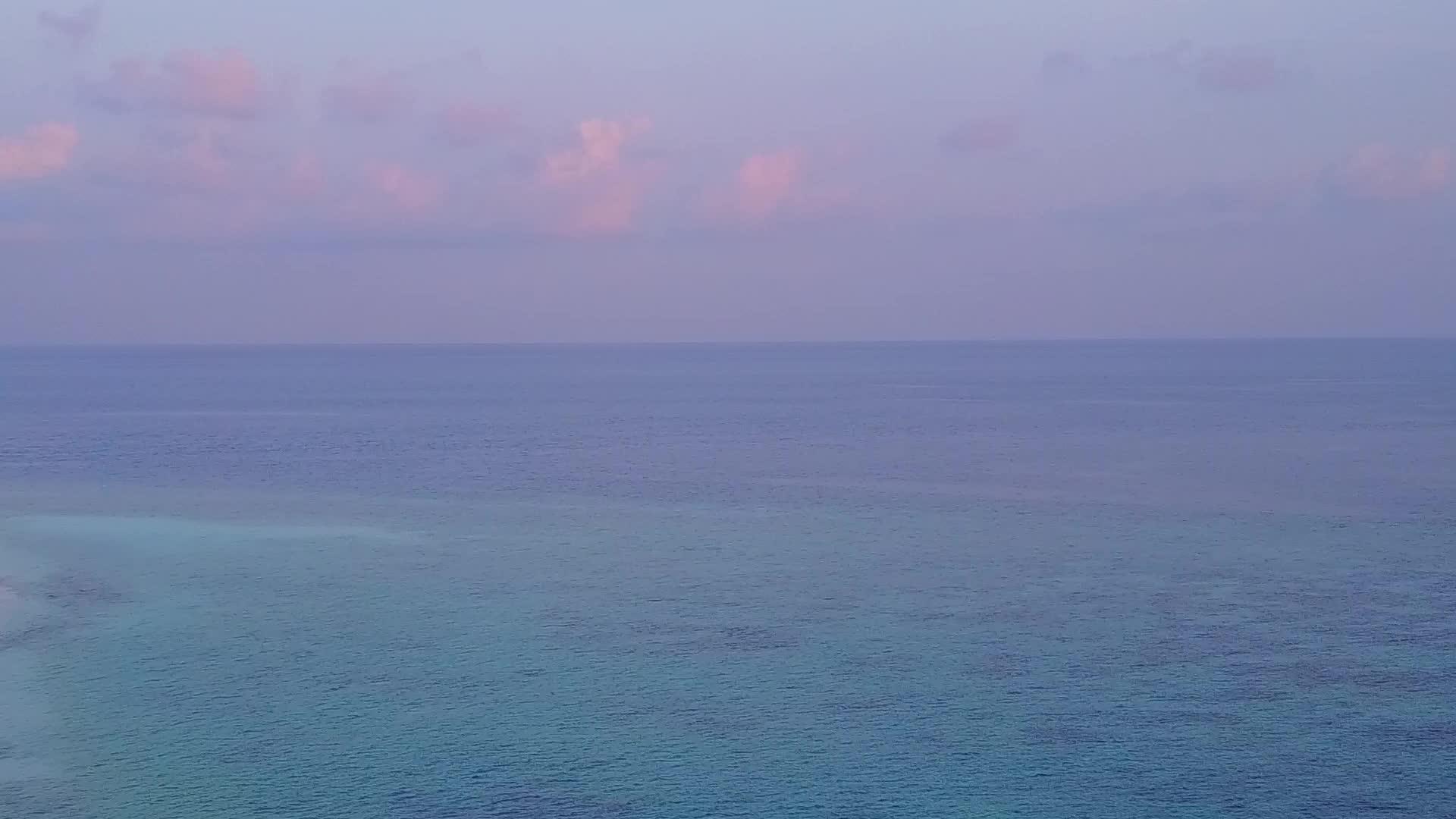 观浅水和浅沙的背景下观看安静的海滩航行旅游活动视频的预览图