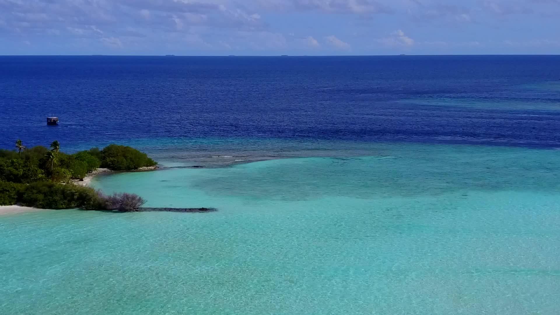 海上海岸海滩以蓝海和白沙为背景视频的预览图
