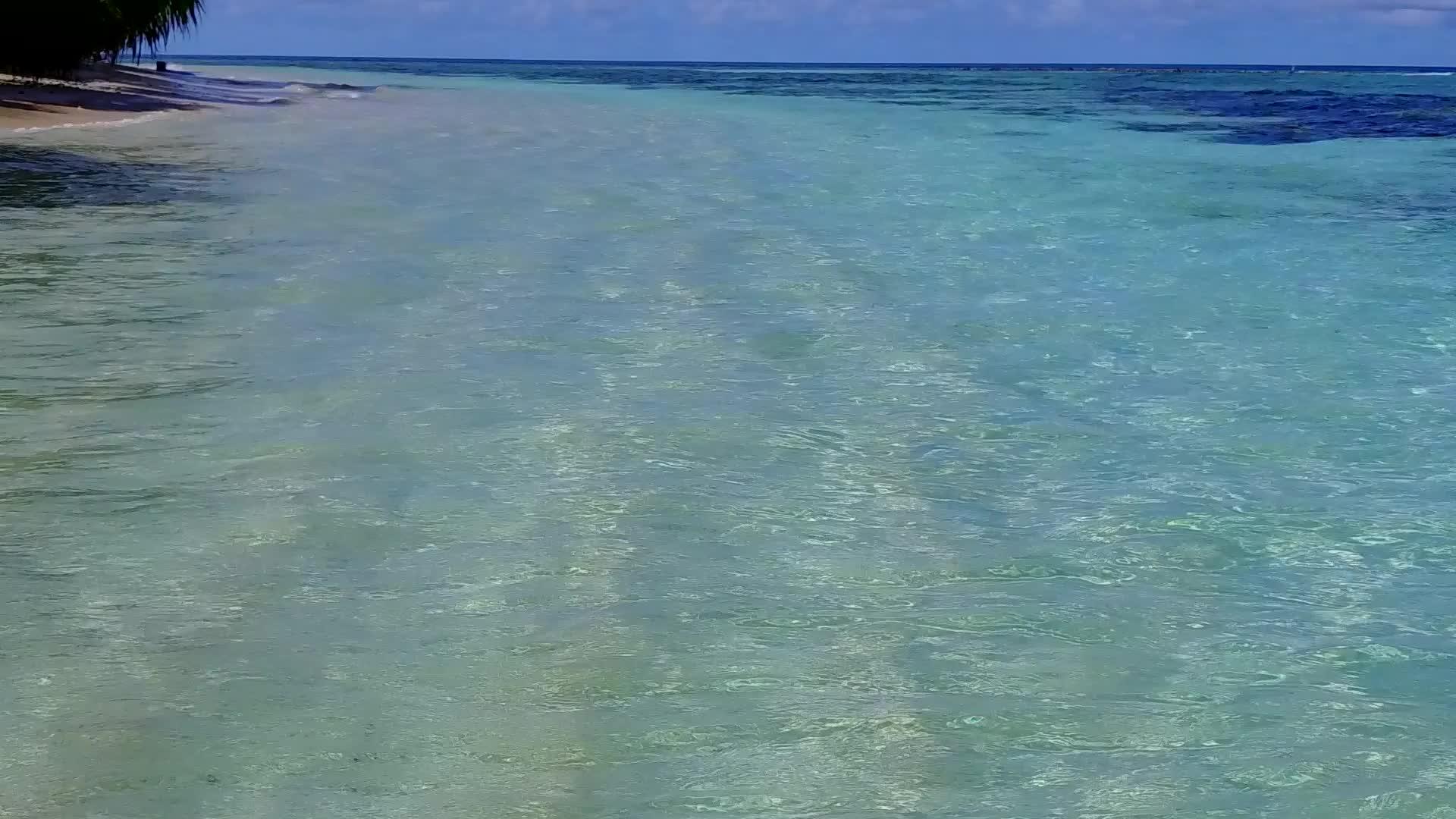 利用蓝水和白沙底部的蓝水探索海洋旅游海滩视频的预览图