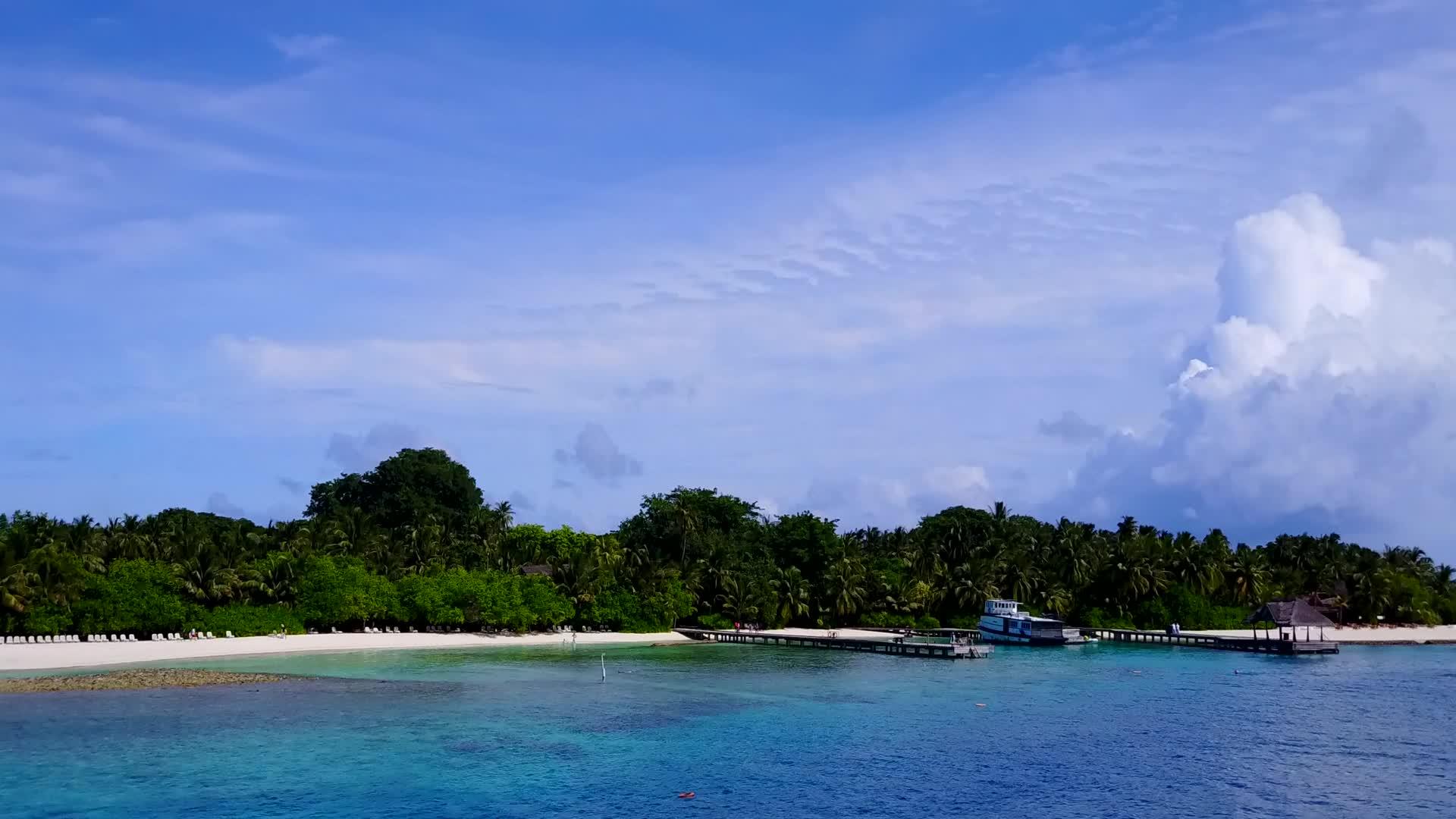 海滩以绿色的水和白色的海滩为背景视频的预览图