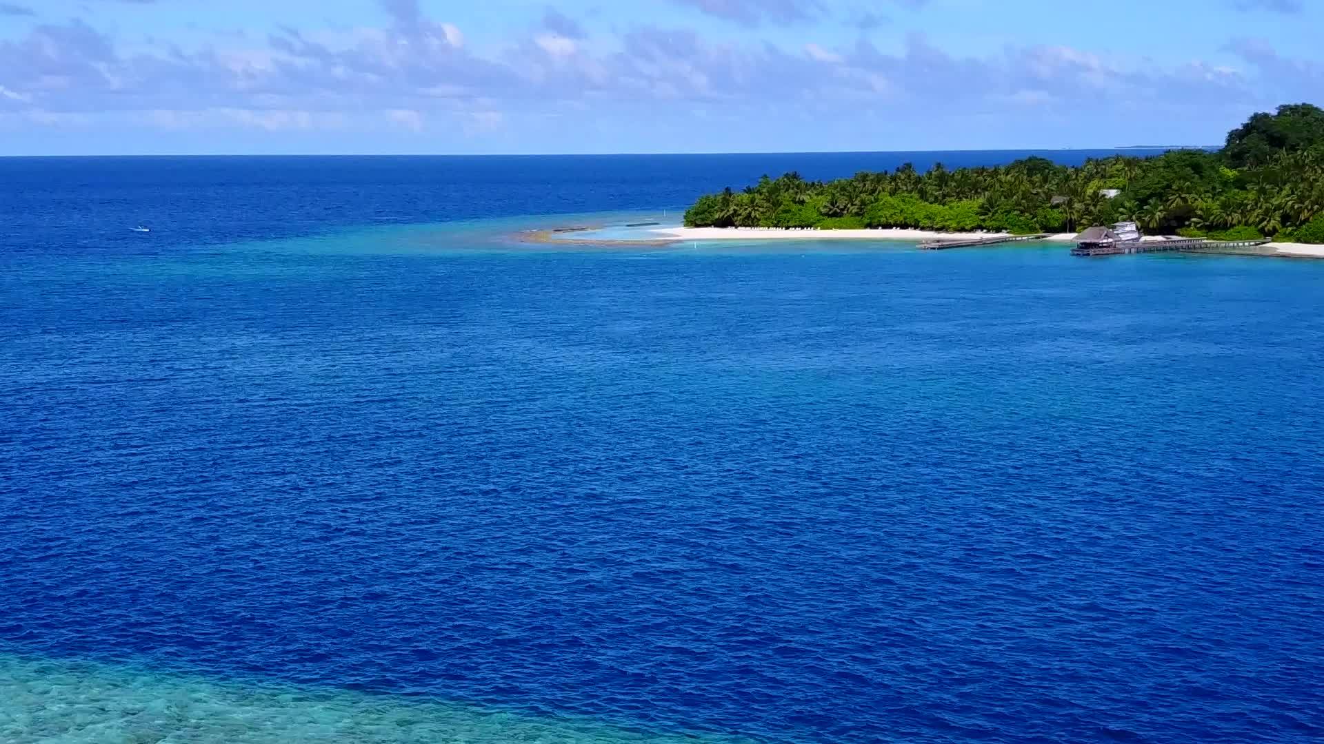 以透明环礁湖和白色沙滩为特色的旅游海滩视频的预览图