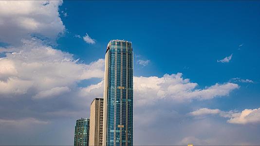 8K兰州名城广场蓝天白云延时视频的预览图