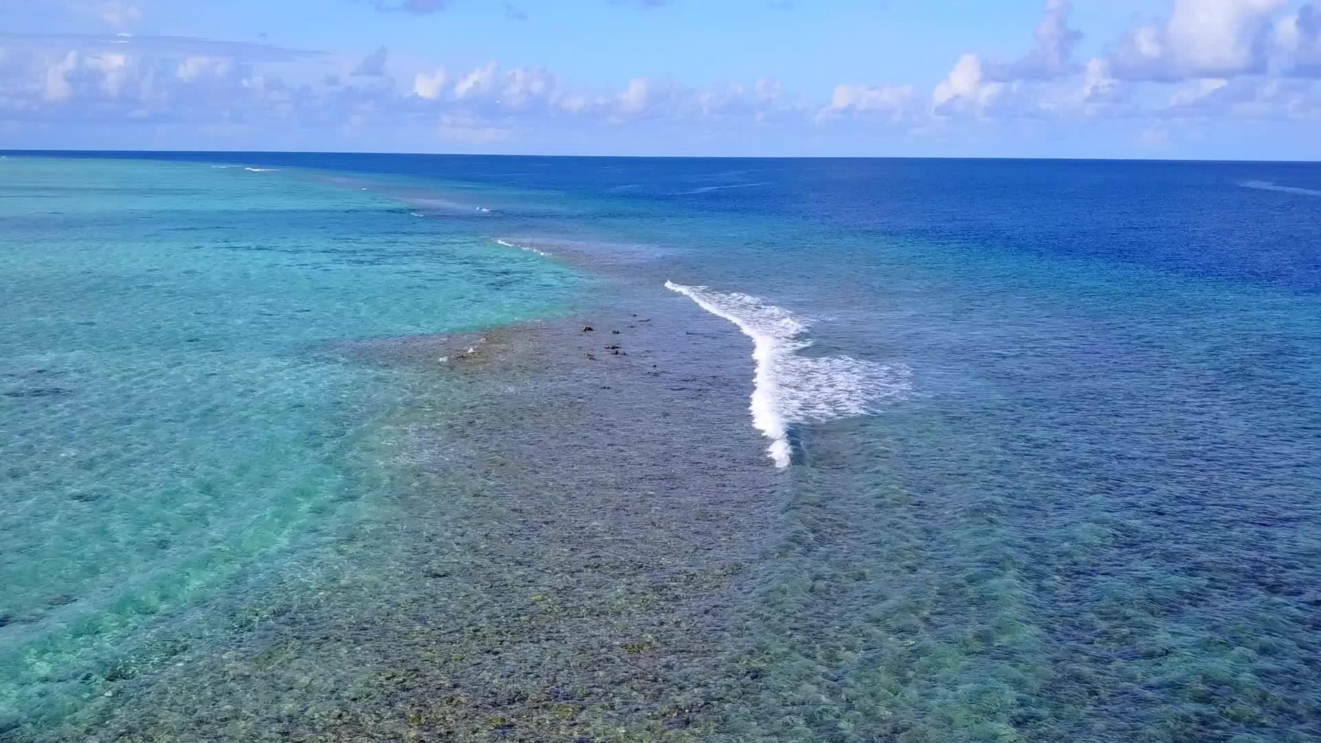 海洋海岸线海滩生活方式的空中无人机性质由水蓝海和白沙组成视频的预览图