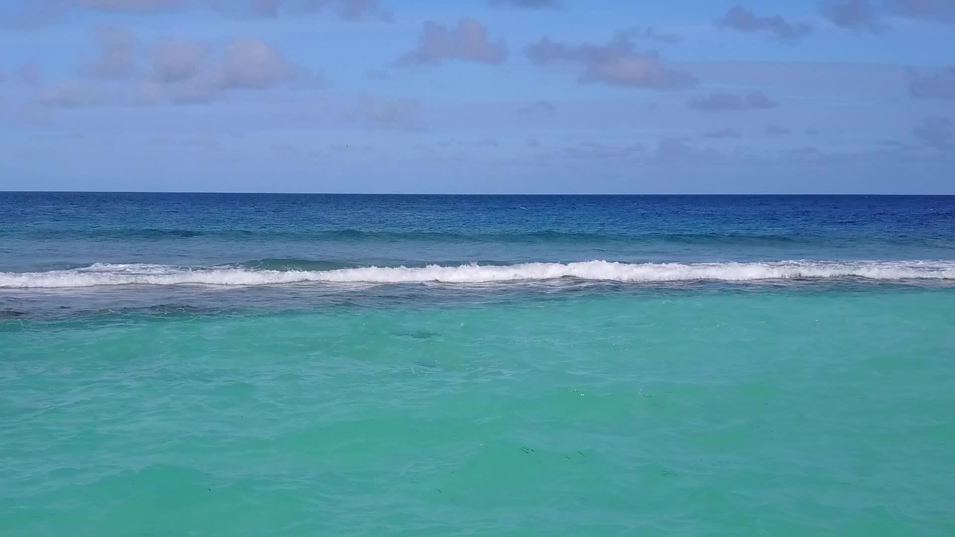 以白色海滩为背景的绿色海湾视频的预览图