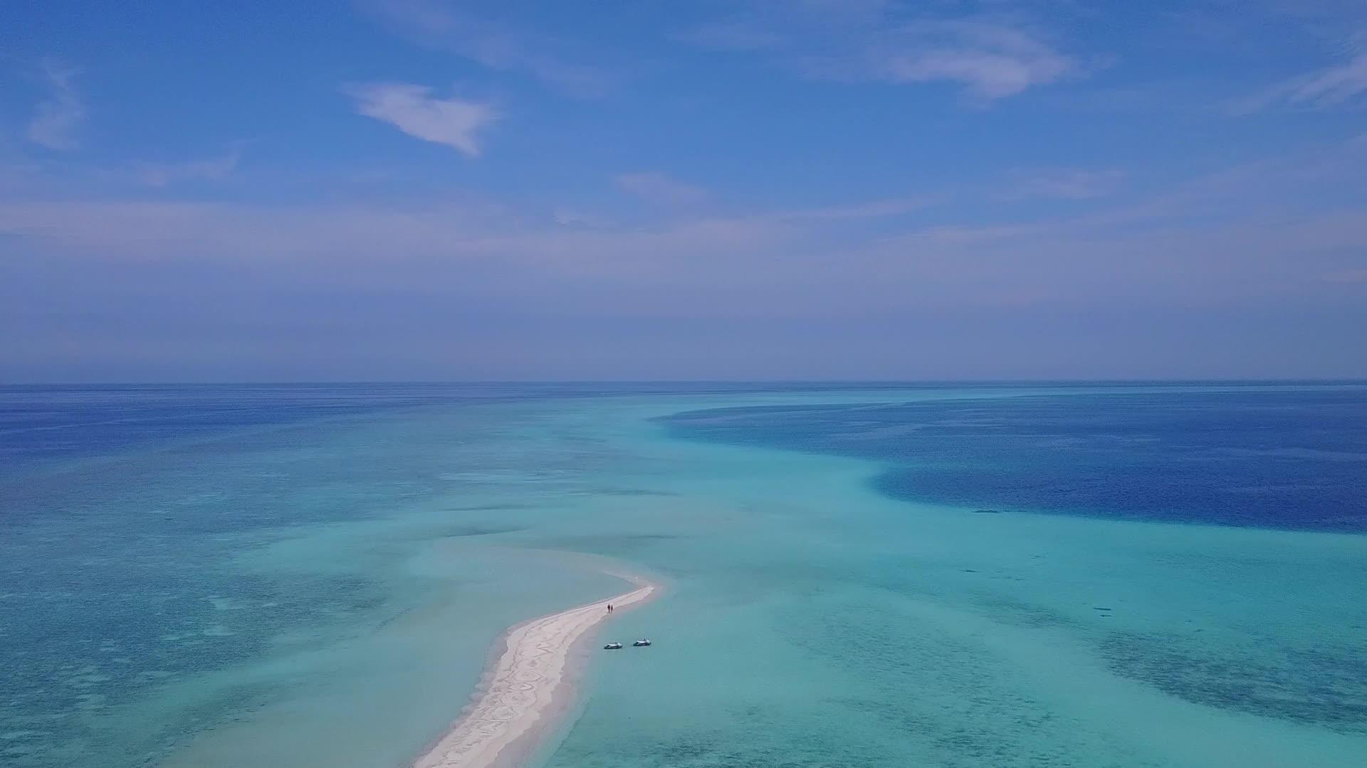 蓝水和沙滩旅游海滩视频的预览图