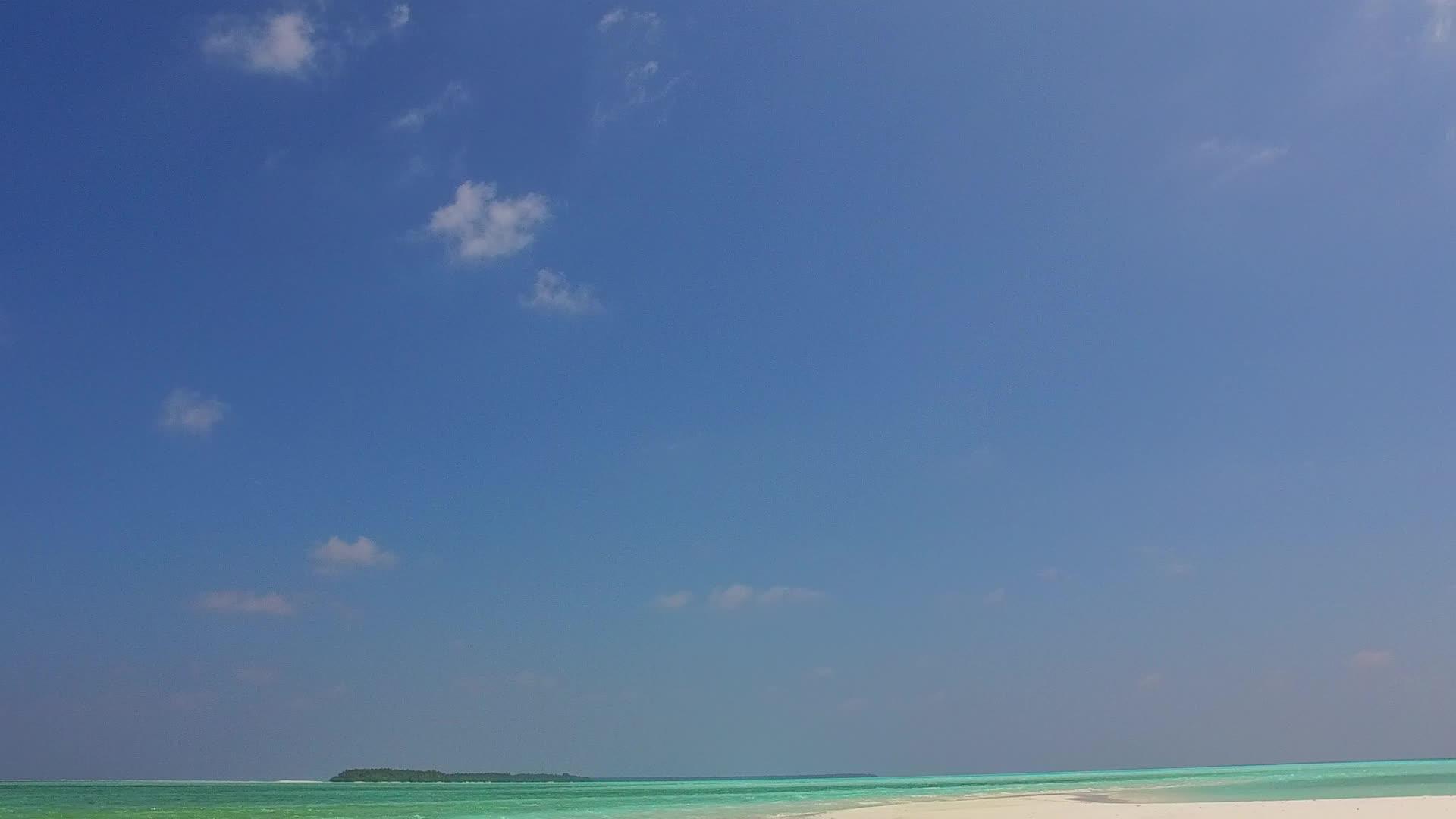 以蓝色水礁湖和浅沙为背景的豪华湾沿海航行的空中景观视频的预览图