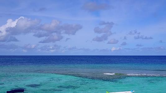 热带旅游海滩探索由蓝海和白沙背景的蓝海进行视频的预览图