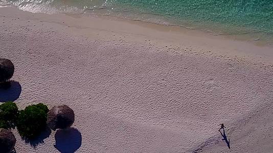 白沙背景绿松石海洋国外度假海滩度假空中无人机视频的预览图