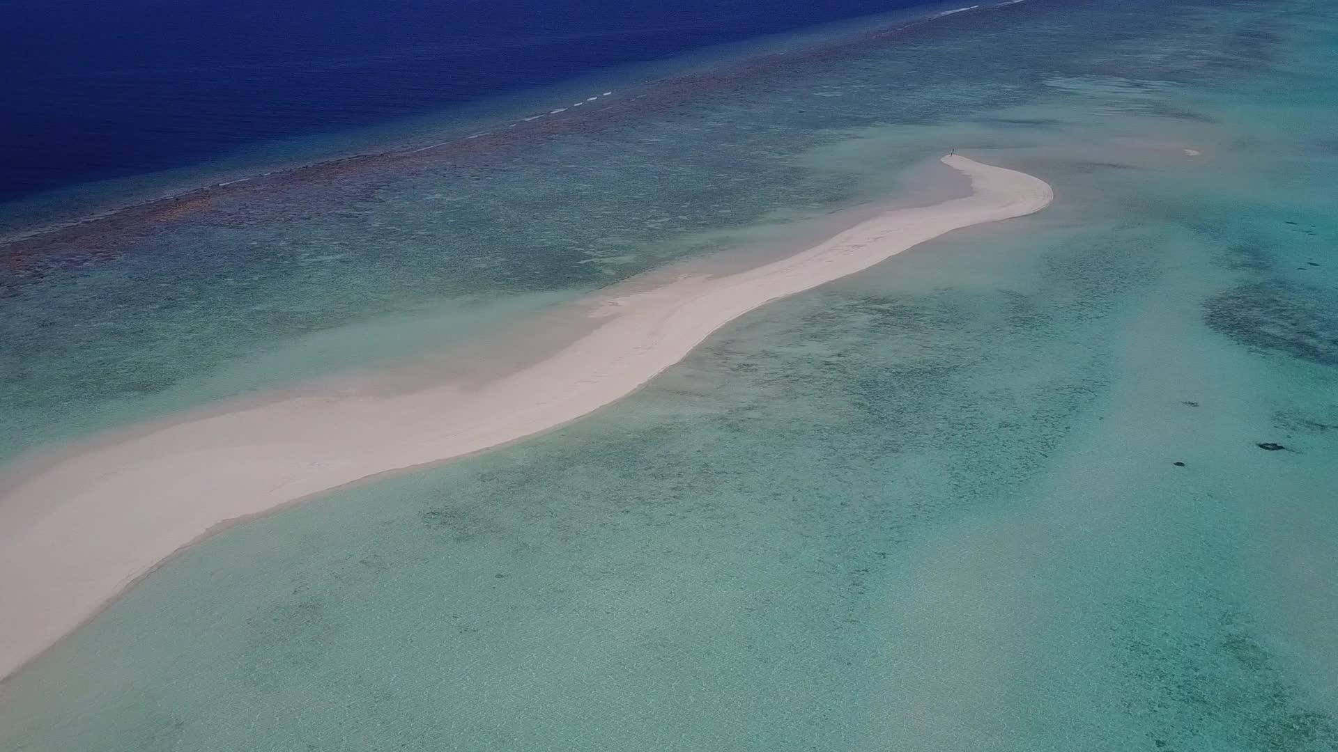 透明的海面和白色沙底背景视频的预览图