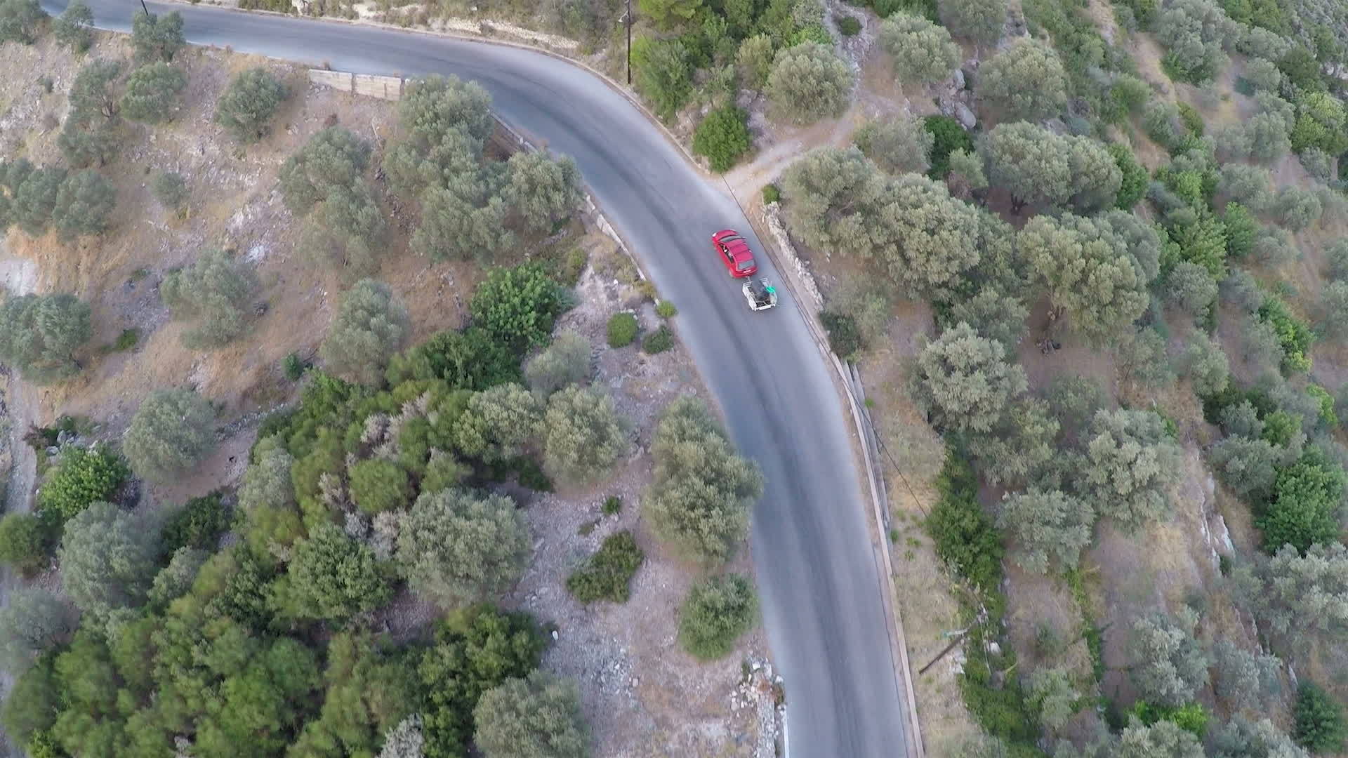 一辆汽车挂在省道上方的拖车上方视频的预览图