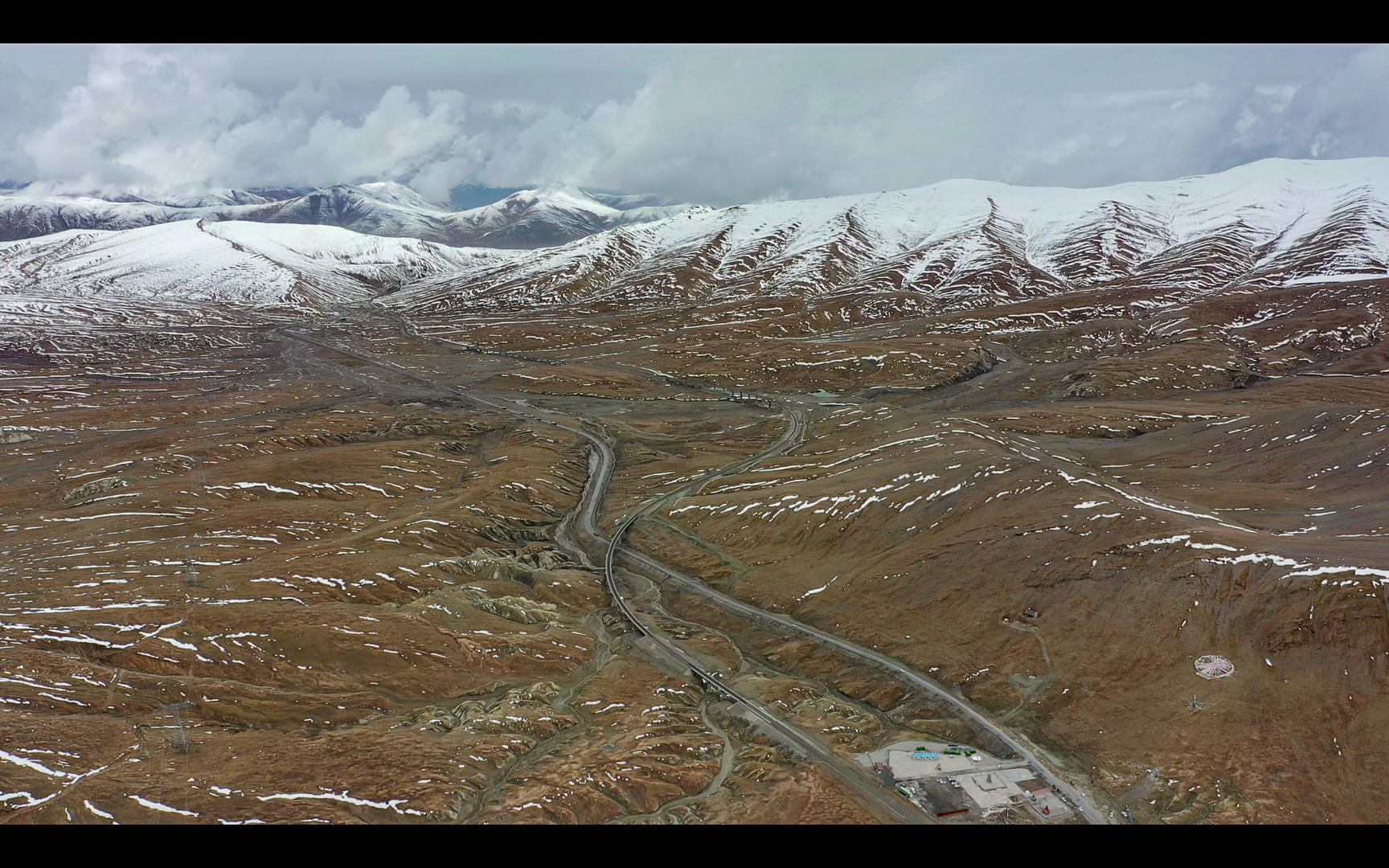 万山之祖昆仑山脉和青藏公路视频的预览图