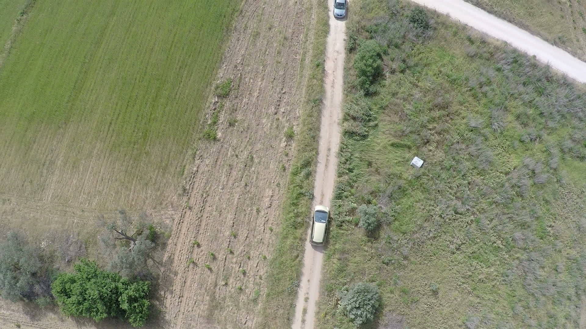 两辆车在土路上相遇视频的预览图