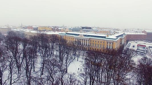 欧洲城市寒冷的雪冬季酒店大楼的空中无人飞机浏览量视频的预览图
