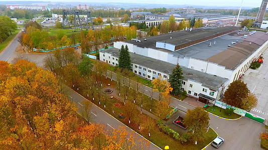 秋天地貌工业建筑的空中景象视频的预览图