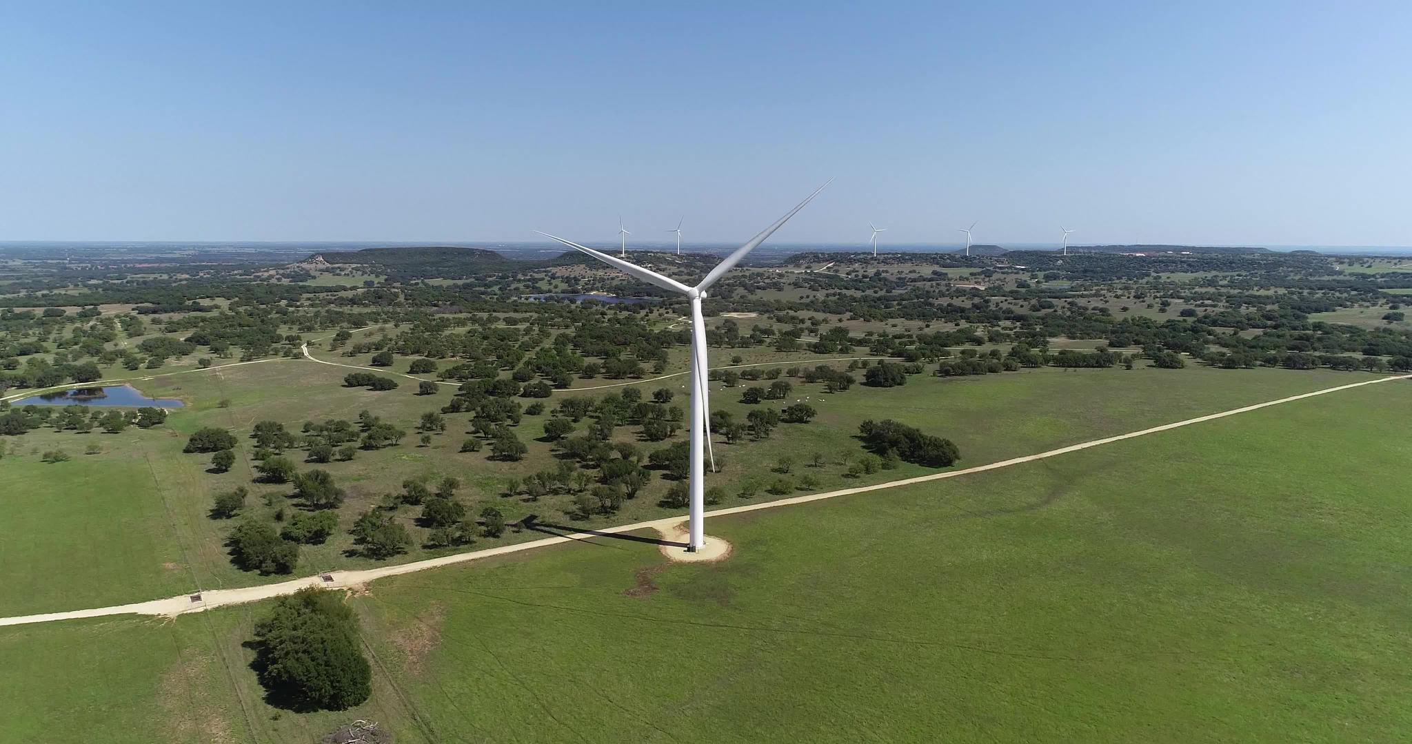 这是在ComancheTexas风力涡轮机附近的空气视频的预览图