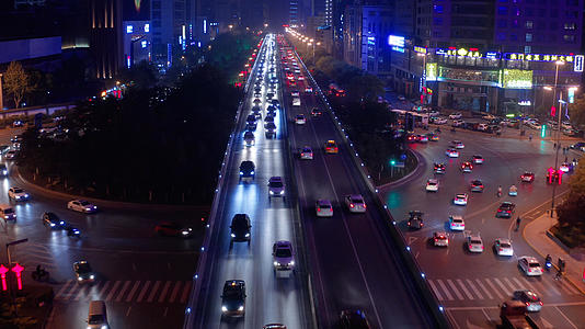 都市夜景车流4K航拍视频的预览图