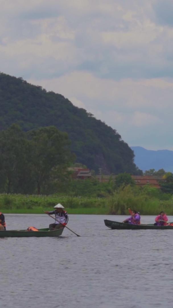 游客乘渔船在河上玩水游泳视频的预览图