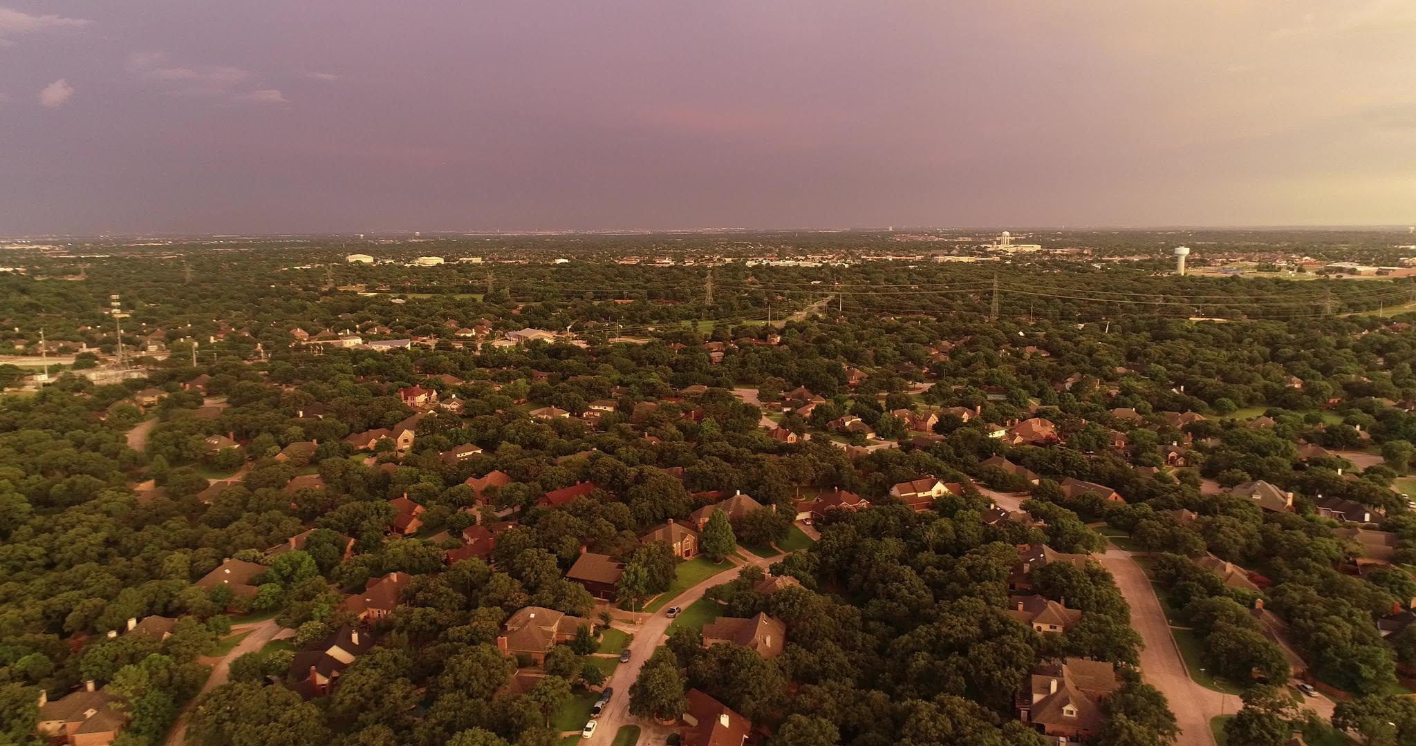 飞越德克萨斯高地村的空中飞行视频的预览图