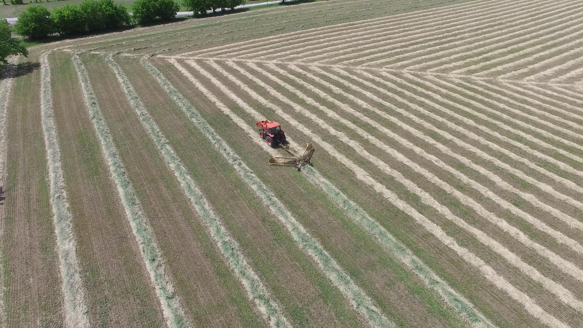 空中录影带用拖拉机收割干草视频的预览图