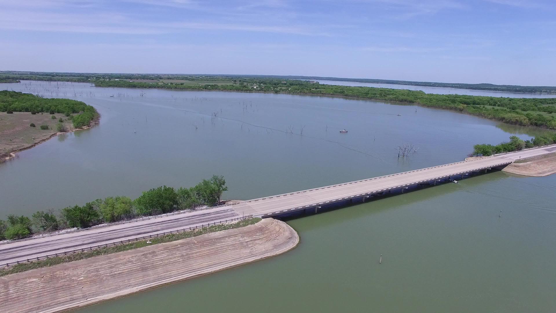 德克萨斯湖射线长袍上方的单橡树空中视图视频的预览图