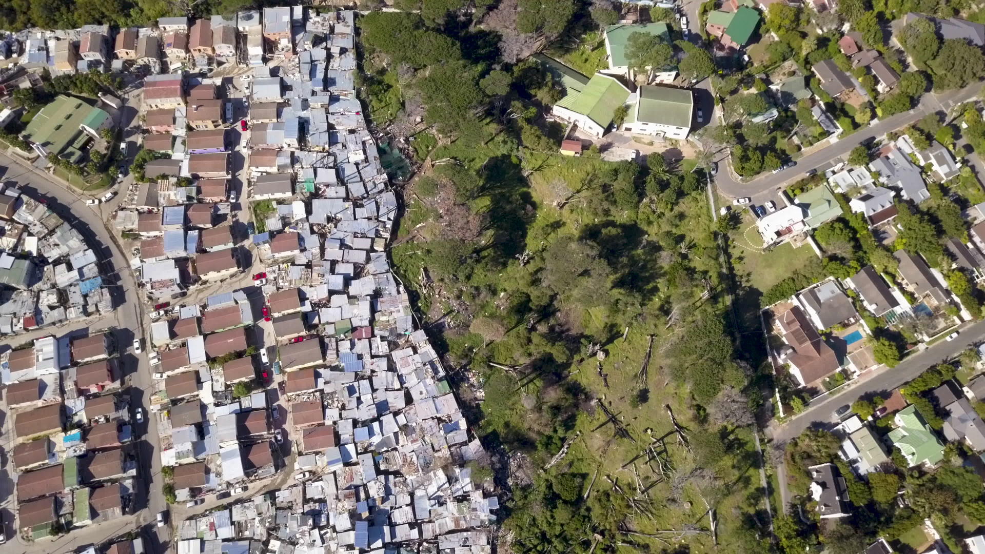 东非洲南部的城镇和富裕的郊区在空中飞越视频的预览图