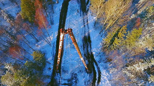 冬季森林高压塔视频的预览图