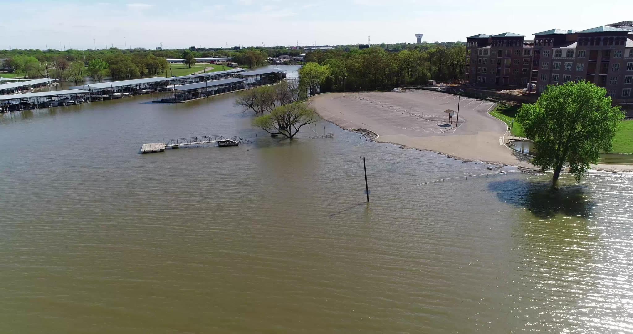 列维斯维尔德克萨斯州塔湾公园洪水泛滥的空中视频视频的预览图