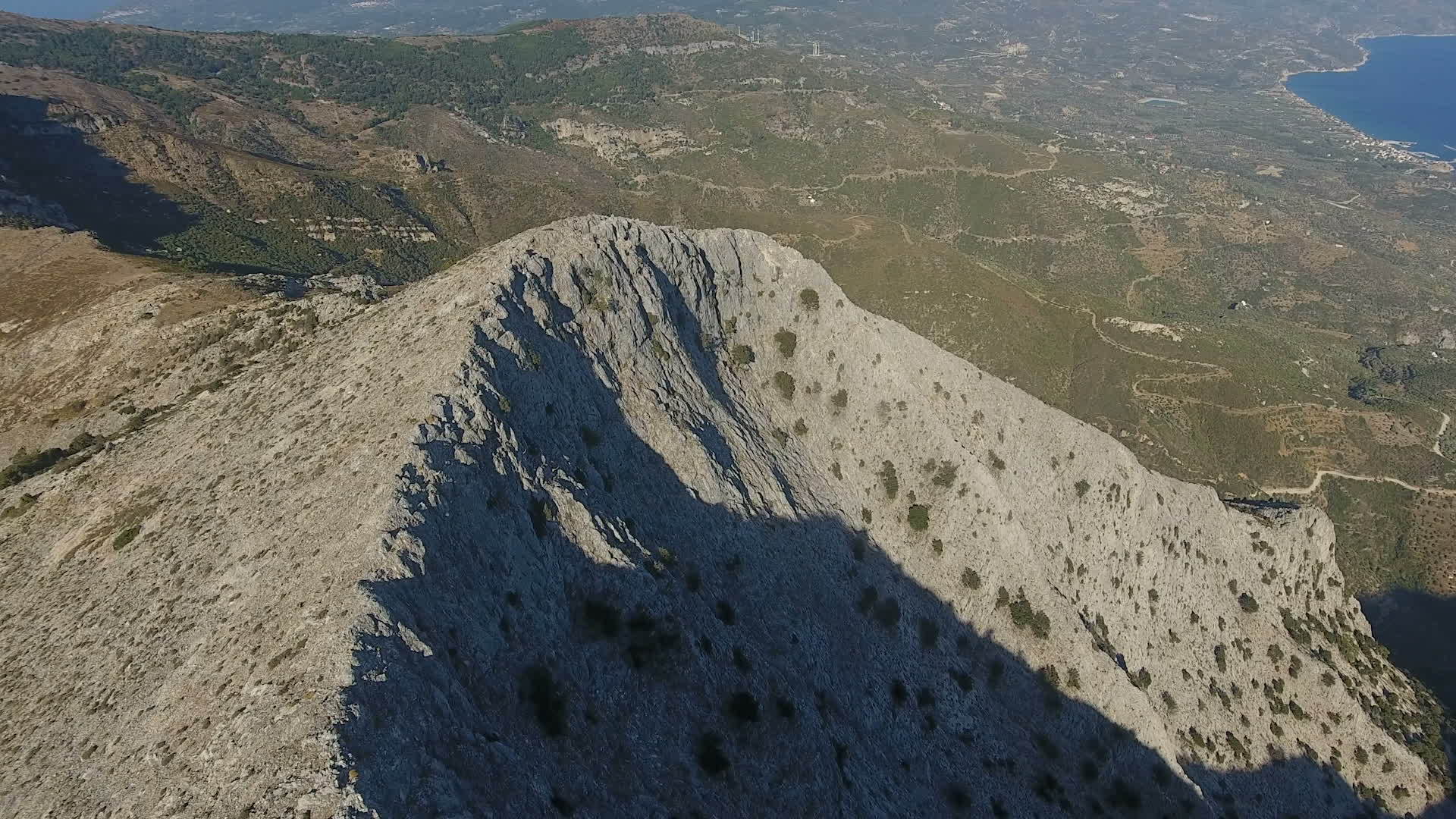 在岩石山脊上视频的预览图