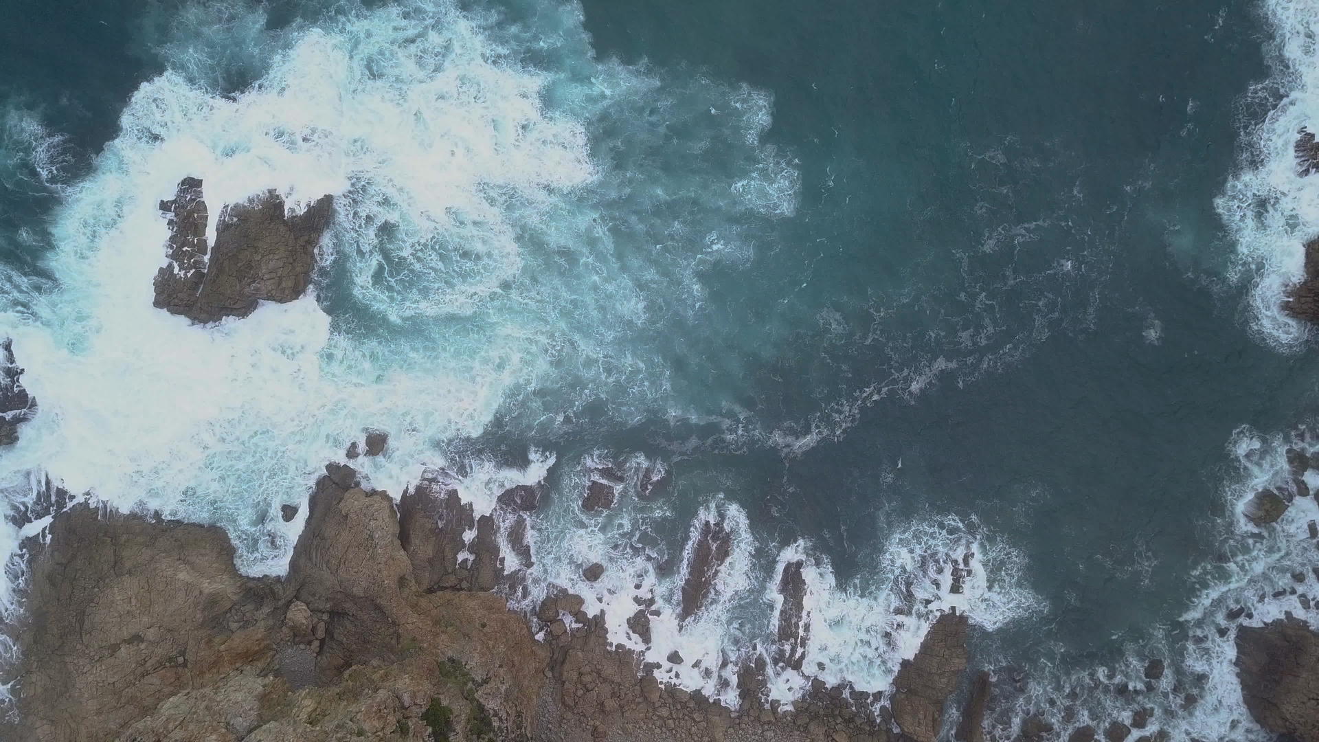悬崖和海洋在空中飞行视频的预览图