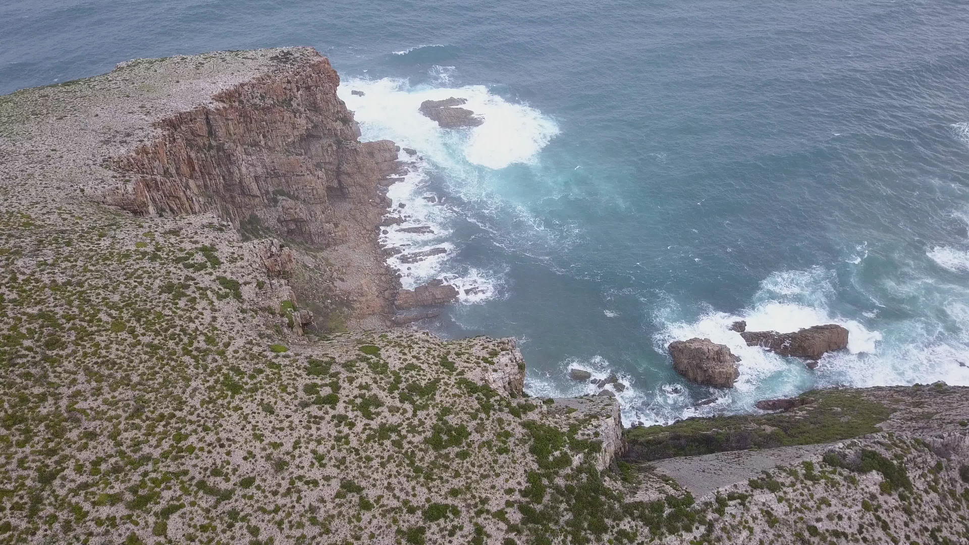 悬崖和海洋在空中飞行视频的预览图