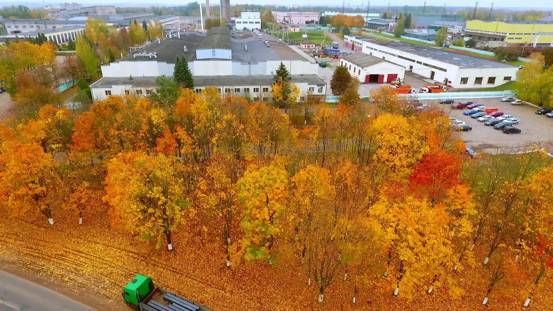 在空中观察制造厂房的建筑物视频的预览图