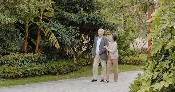 老年夫妇户外散步视频的预览图