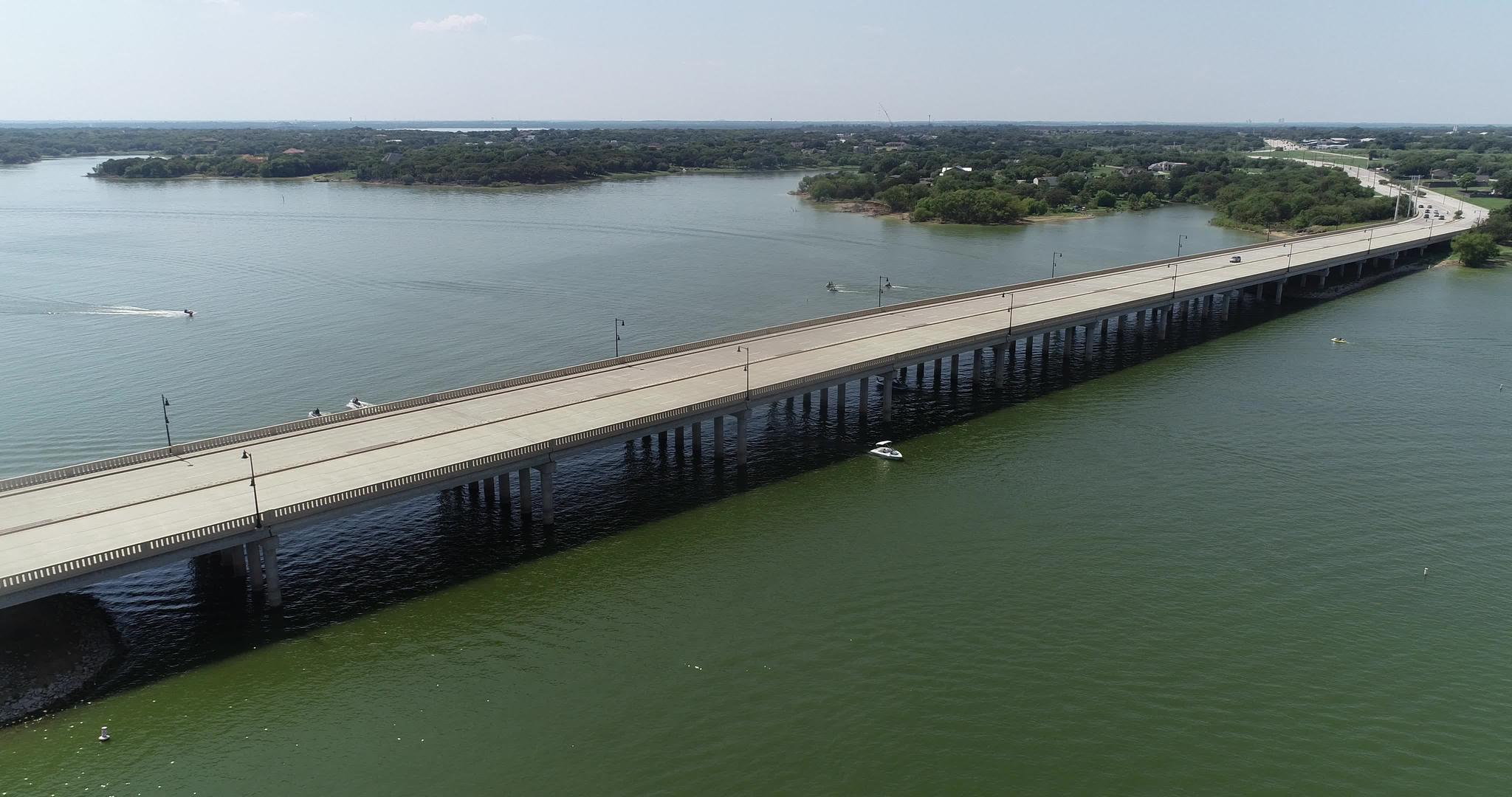 收费桥在德克萨斯莱维斯维尔湖上的空中视频视频的预览图