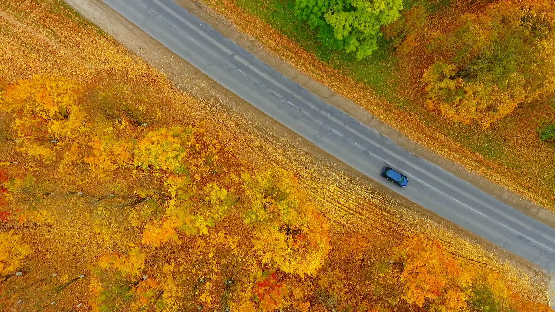 秋天公路汽车的天空景象视频的预览图