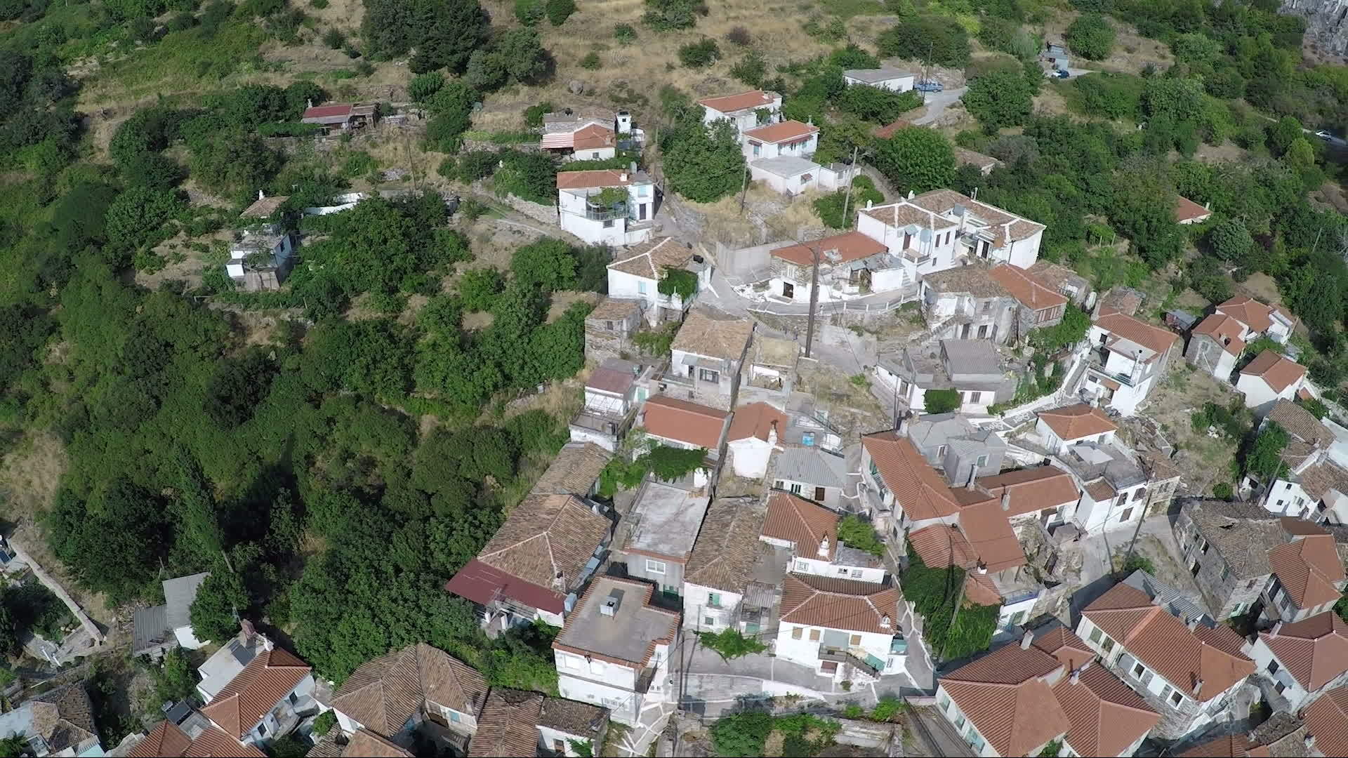 空中观察格雷西萨莫斯岛斯帕塔雷伊村的空气视频的预览图