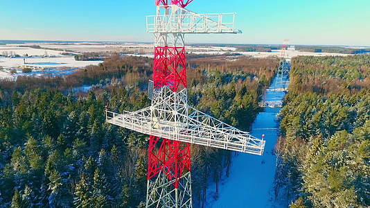 冬季森林的电塔传送空中观测视频的预览图