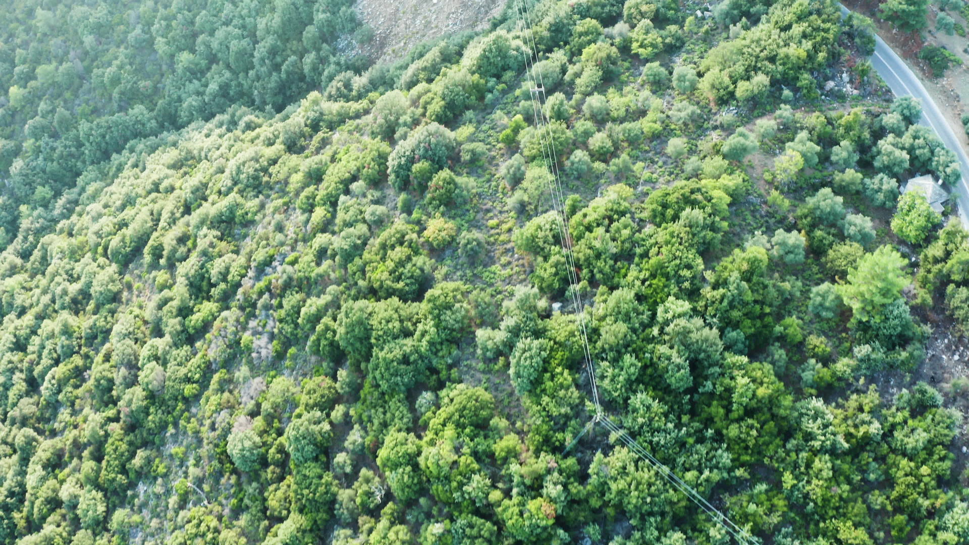 无人驾驶无人驾驶飞机飞越岩石山路视频的预览图