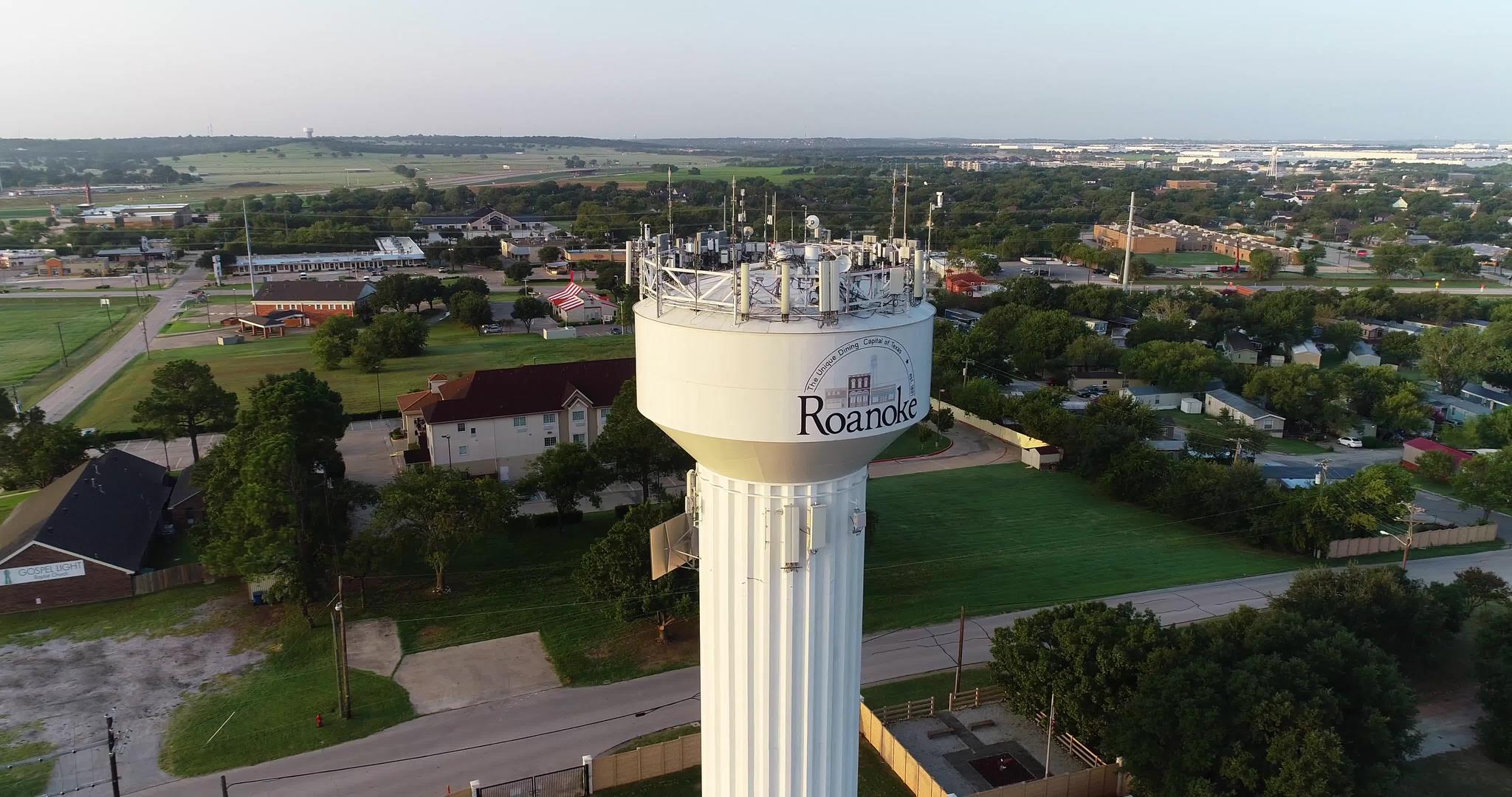 RoanokeTexas城市和水塔的空中录像视频的预览图