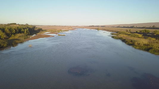 非洲南部和纳米比亚之间的橙色河流穿过沙漠视频的预览图