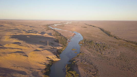 南非和纳米比亚之间的大河穿过沙漠视频的预览图