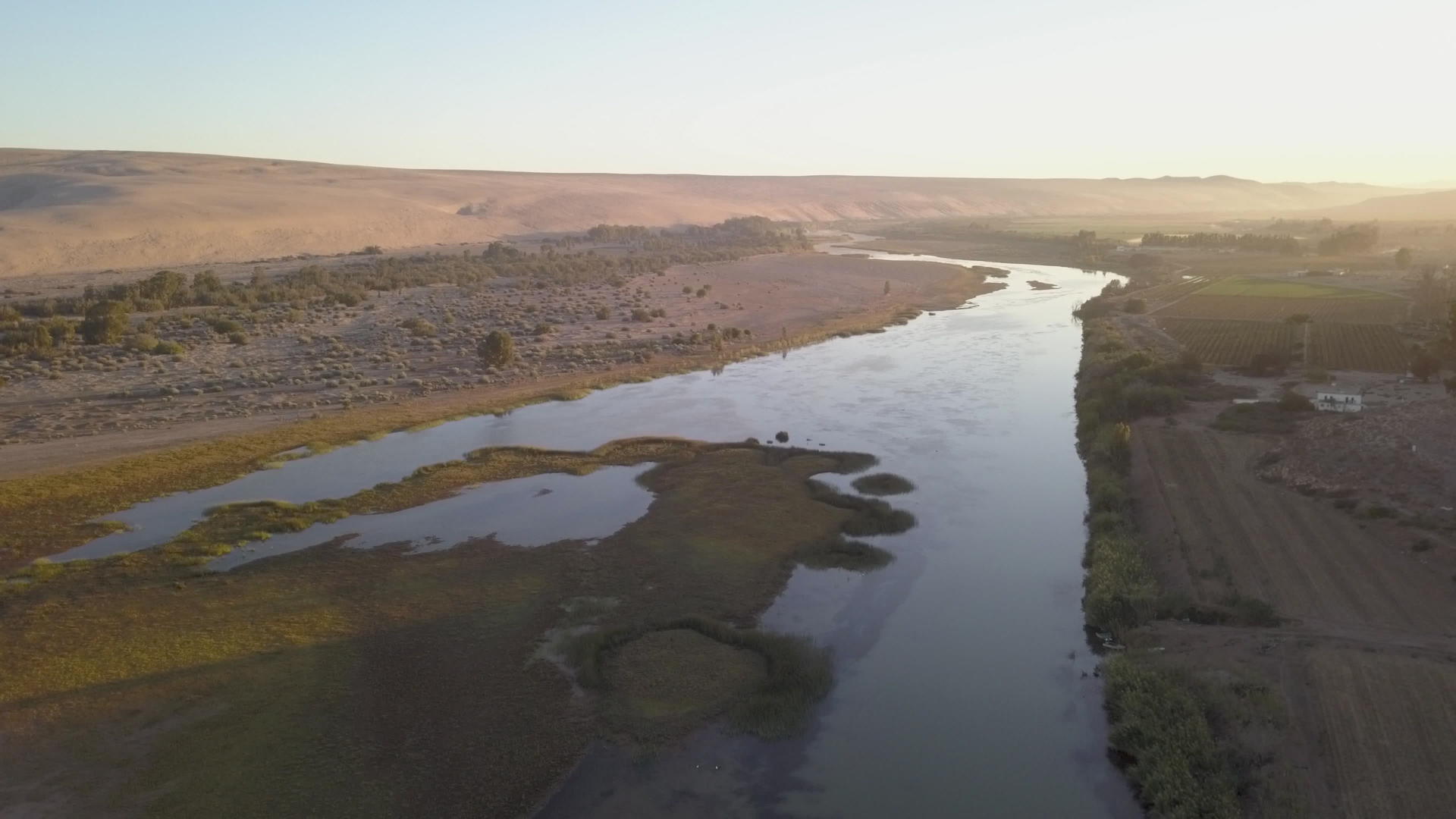 大河流经非洲南部的橙河沙漠视频的预览图