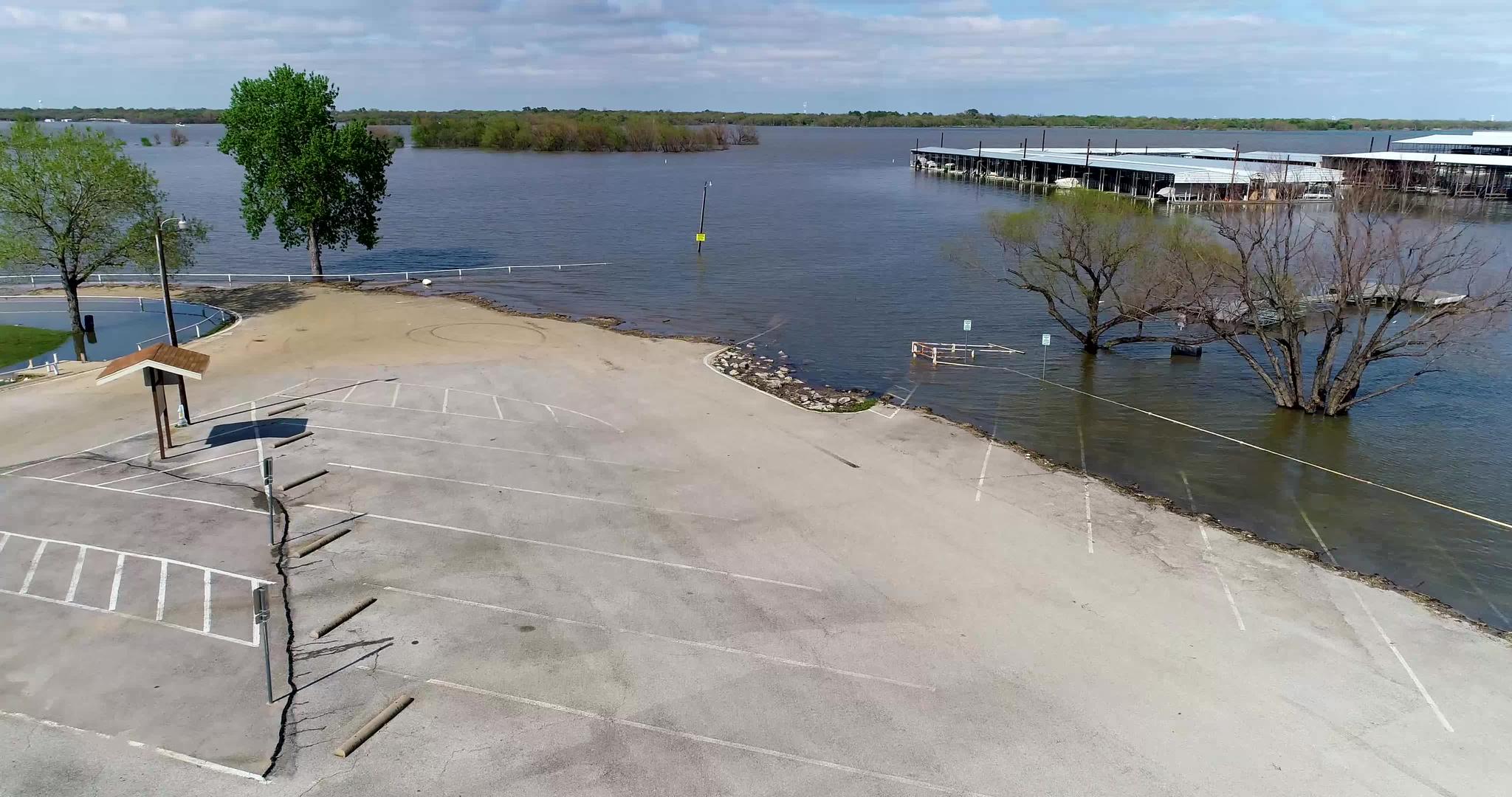 莱维斯维尔湖德克萨斯上淹没船坡道的空中视频视频的预览图