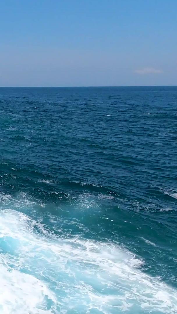 巴厘岛巨浪拍打礁石视频素材视频的预览图