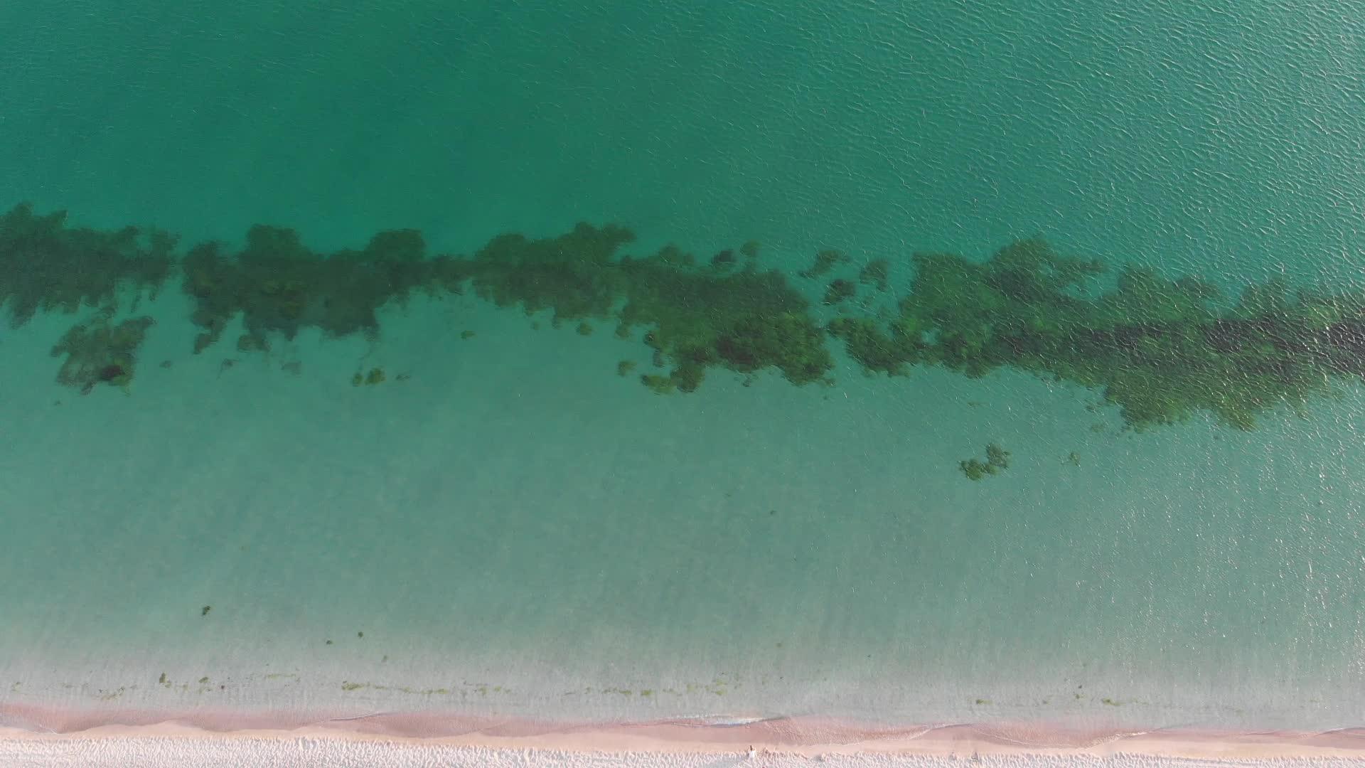 海浪落在海滩上视频的预览图