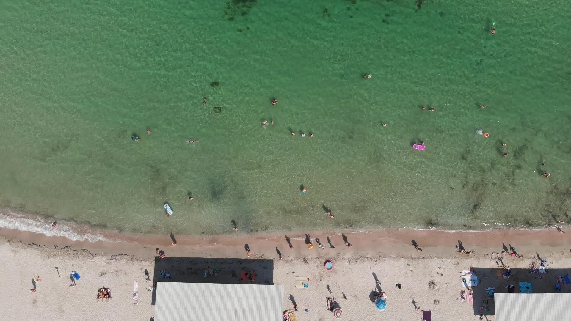 海浪落在海滩上的视频视频的预览图