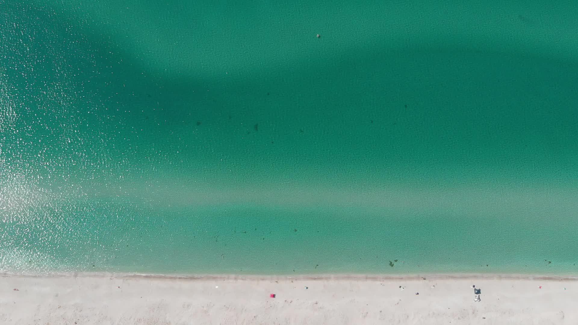 海浪在海滩上飞机在海滩上坠毁的视频视频的预览图